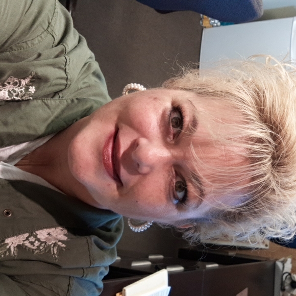 Meet your Posher, Tabitha - Picture 1 of 2